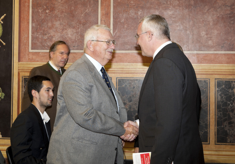 v.li. DI Rudolf Reimann - Bundesvorsitzender des Verbandes der Volksdeutschen Landsmannschaften Österreichs wird von Mag. Dr. Martin Graf - Dritter Präsident des Nationalrates begrüßt