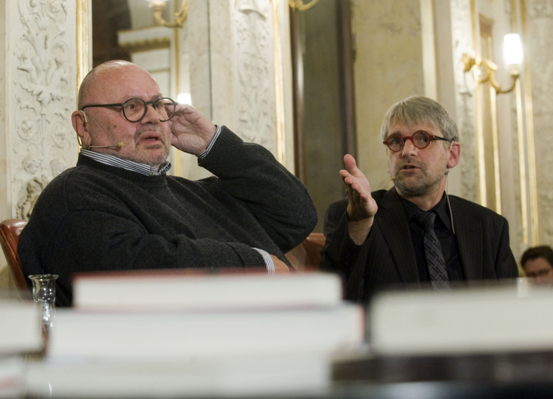 v.li. am Podium: Franz Schuh - Schriftsteller und Essayist und Ulrich H. J. Körtner - evangelischer Theologe und Medizinethiker der Universität Wien