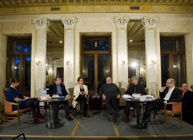 vli. am Podium: Zita Bereuter - FM4, Thomas Macho - Kulturwissenschaftler und Philosoph, Humboldt-Universität zu Berlin,  Susan Neiman - Amerikanische Philosophin, Franz Schuh - Schriftsteller und Essayist,  Ulrich H. J. Körtner - evangelischer Theologe und Medizinethiker der Universität Wien, Einstein Forum Potsdam und Peter Zimmermann -Ö1
