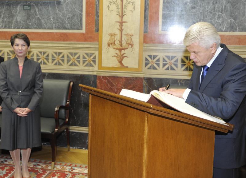 v.li. Mag.a Barbara Prammer - Nationalratspräsidentin und Dr. Wolodymyr Lytwyn - Parlamentspräsident der Ukraine beim Eintrag in das Gästebuch