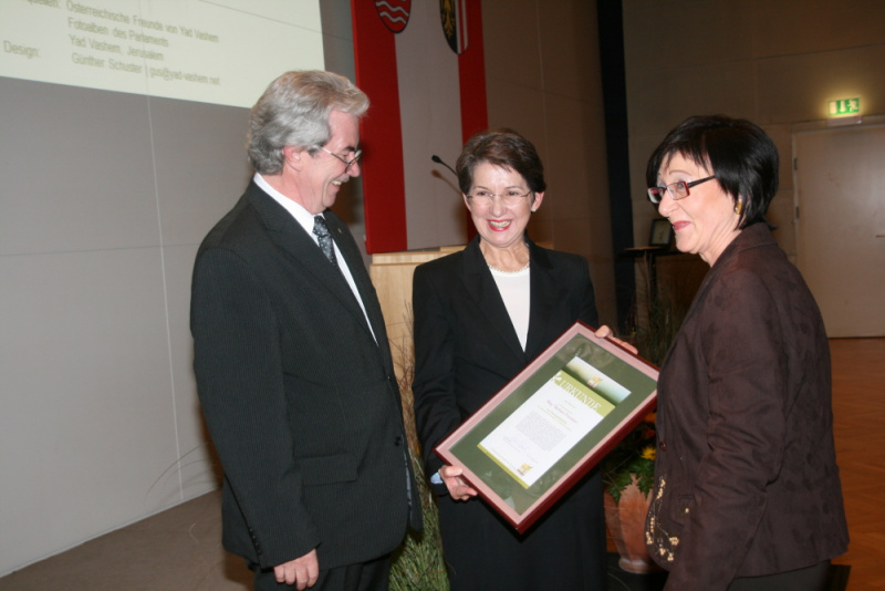 von links: Günther Schuster, Nationalratspräsidentin Mag.a Barbara Prammer und Ulrike Schuster