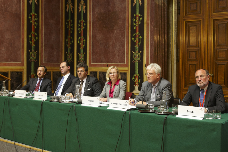 Am Podium v. li: Dr. Gerhard Riemer - Industriellenvereinigung, Mag. Andreas Reichhardt - Bundesministerium für Verkehr, Innovation und Technologie, Dipl. Ing. Gerhard Deimek - Forschungs- und Technologiesprecher der FPÖ, Brigitte Weiss - EU- Kommission,  Generaldirektion Forschung, MinR. Univ.Doz. Dr. Günter Burkert-Dottolo - Bundesministerium für Wissenschaft und Forschung und Dipl.-Ing. Dr. Johann Jäger -Austrian Cooperative Research