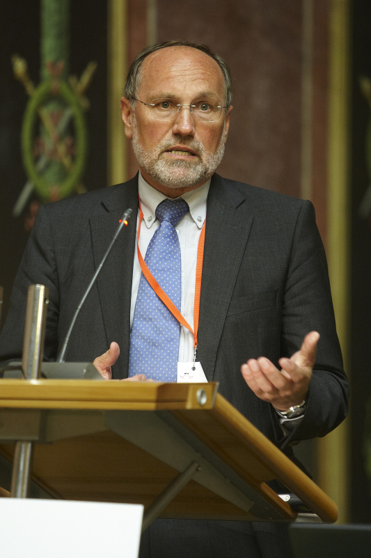 Dipl.-Ing. Dr. Johann Jäger - Austrian Cooperative Research am Rednerpult