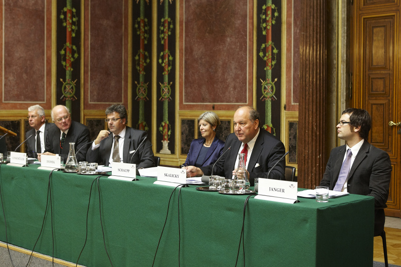 Am Podium v. li: Dr. Klaus Pseiner - Österreichische Forschungsförderungsgesellschaft mbH, Dr. Knut Consemüller- ehemaliger Ratsvorsitzender des Rats für Forschung,Technologie & Entwicklung, Dipl. Ing. Gerhard Deimek - Forschungs- und Technologiesprecher der FPÖ, Dr. Karin Schaupp - Rat für Forschung,Technologie & Entwicklung, Rektor Prof. Dr. Skalicky - TU Wien, Ratsmitglied RFTE und Mag. Dr. Jürgen Janger- Wirtschaftsforschungsinstitut