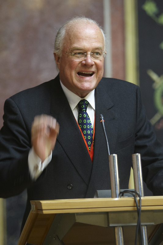 Dr. Knut Consemüller- ehemaliger Ratsvorsitzender des Rats für Forschung,Technologie & Entwicklung am Rednerpult