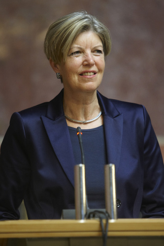 Dr. Karin Schaupp - Rat für Forschung,Technologie & Entwicklung am Rednerpult