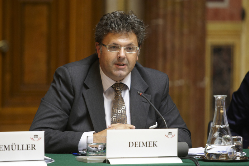 Dipl. Ing. Gerhard Deimek - Forschungs- und Technologiesprecher der FPÖ am Podium