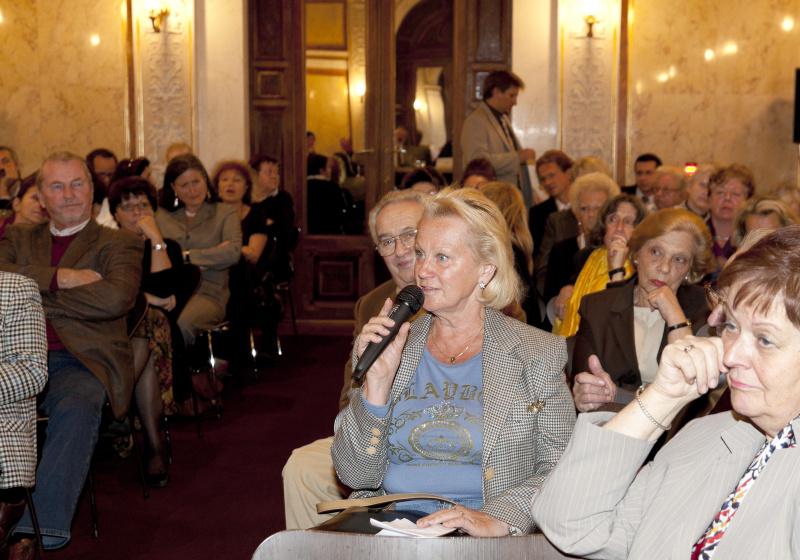 Veranstaltungsteilnehmerin bei ihrer Wortmeldung