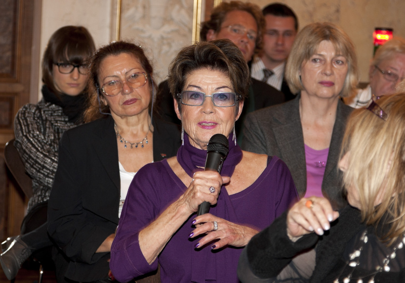 Veranstaltungsteilnehmerin bei ihrer Wortmeldung