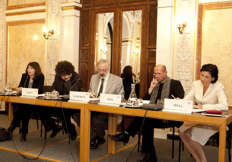 Am Podium v.li.: Mag. Daniela F. Eisenstein - Direktorin des Jüdischen Museums Franken, Vorstandsmitglied Association of European Jewish Museums, Dr. Hanno Loewy - Direktor des Jüdischen Museums Hohenems, Dr. Günther Schefbeck -  Parlamentsdirektion, Mag. Johannes Reiss - Direktor des Jüdischen Museums Eisenstadt und Dr. Danielle Spera - Direktorin des Jüdischen Museums Wien