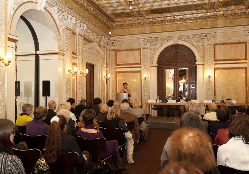 Mag. Barbara Prammer - Präsidentin des Nationalrates am Rednerpult