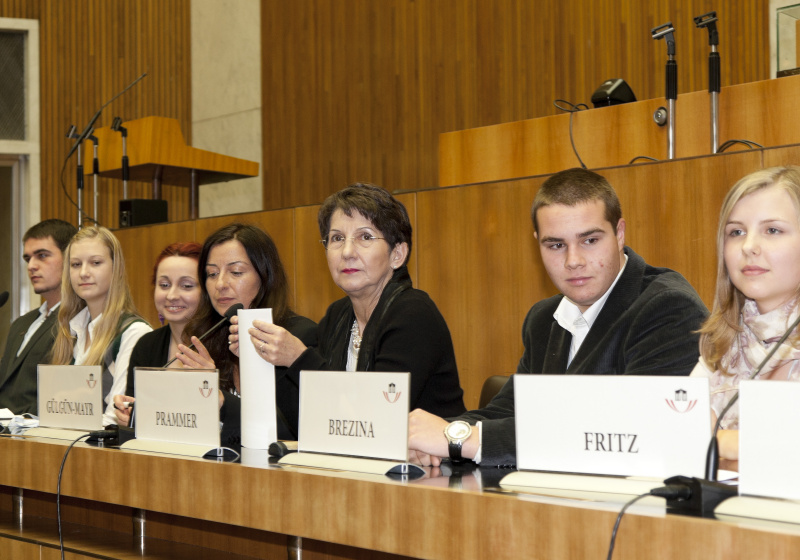 Mag.a Barbara Prammer - Nationalratspräsidentin am Mikrofon (5.v.li)