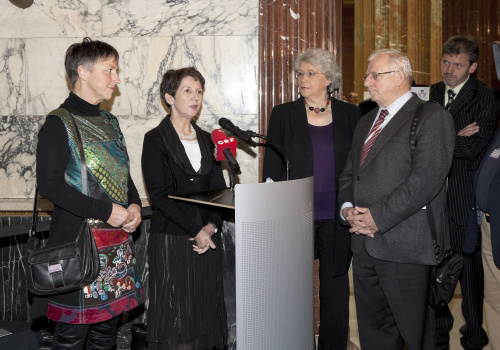 v.li. Ulrike Truger, Mag.a Barbara Prammer - Nationalratspräsidentin, Angelica Bäumer und Veranstaltungsteilnehmer