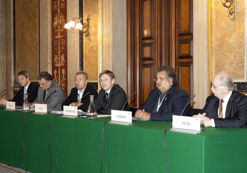 Am Podiium v.li. Jandre Palatin, Rudolf Vouk, Josef Ostermayer - Staatssekretär im Bundeskanzleramt, Rudolf Sarkoezi und Ernoe Deak