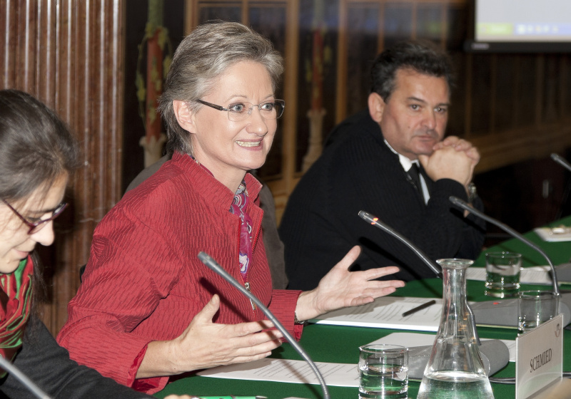 Am Podium v.li. Veranstaltungsteilnehmerin, Claudia Schmied - Bundesministerin für Unterricht, Kunst und Kultur und Emmerich Gärtner-Horvath