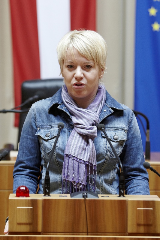 Mag. Bettina Rausch, Bundesrätin der ÖVP am Rednerpult