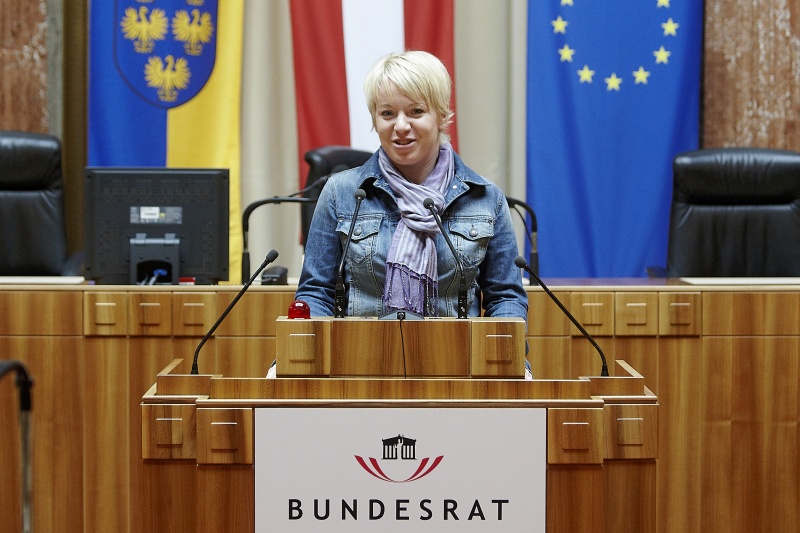 Mag. Bettina Rausch, Bundesrätin der ÖVP am Rednerpult