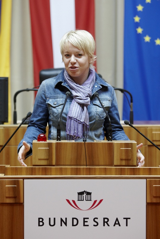 Mag. Bettina Rausch, Bundesrätin der ÖVP am Rednerpult