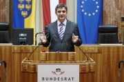 Walter Temmel, Bundesrat der ÖVP am Rednerpult.