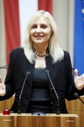 Dr. Angelika Winzig, Bundesrätin der ÖVP am Rednerpult