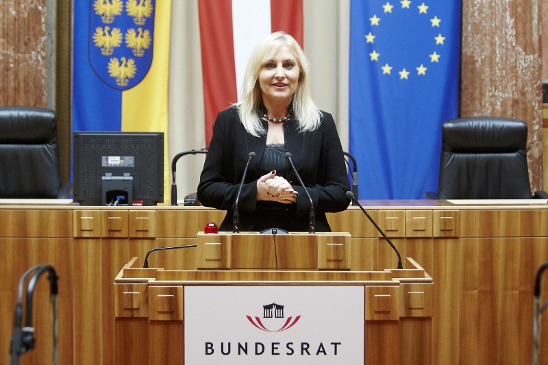 Dr. Angelika Winzig, Bundesrätin der ÖVP am Rednerpult