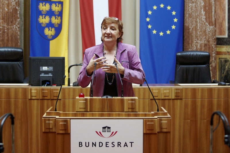Inge Posch-Gruska, Bundesrätin der SPÖ am Rednerpult.