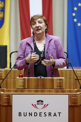 Inge Posch-Gruska, Bundesrätin der SPÖ am Rednerpult.