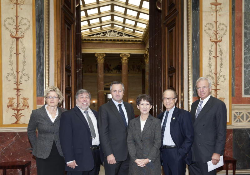 v.li. Mag.a Elisabeth Mattes - Konzernsprecherin Telekom Austria Group, Steve Wozniak - Apple-Mitbegründer, Dr. Hannes Ametsreiter - Generaldirektor Telekom Austria Group, Mag.a Barbara Prammer - Nationalratspräsidentin,  Ray Kurzweil - Wissenschaftler, Bestseller-Autor und Philosoph und Dr. Veit Sorger - Präsident der Industriellenvereinigung
