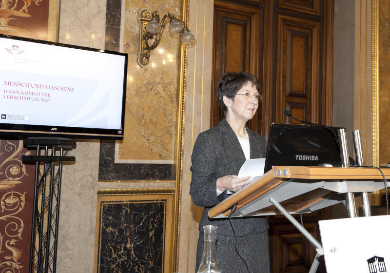 Mag.a Barbara Prammer - Nationalratspräsidentin am Rednerpult