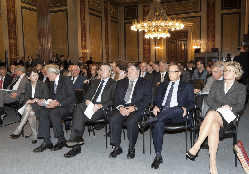 v.li. Mag.a Barbara Prammer - Nationalratspräsidentin, Dr. Veit Sorger - Präsident der Industriellenvereinigung, Dr. Hannes Ametsreiter - Generaldirektor Telekom Austria Group, Steve Wozniak -Apple-Mitbegründer, Ray Kurzweil - Wissenschaftler, Bestsellerautor und Philosoph und Mag. Elisabeth Mattes - Konzernsprecherin Telekom Austria Group