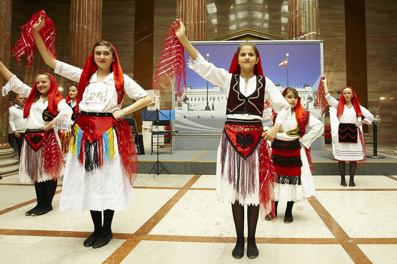 Albanische Kindervolkstanzgruppe „Verein 12. Juni“