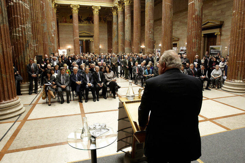 2. Nationalratspräsident Fritz Neugebaueram Rednerpult