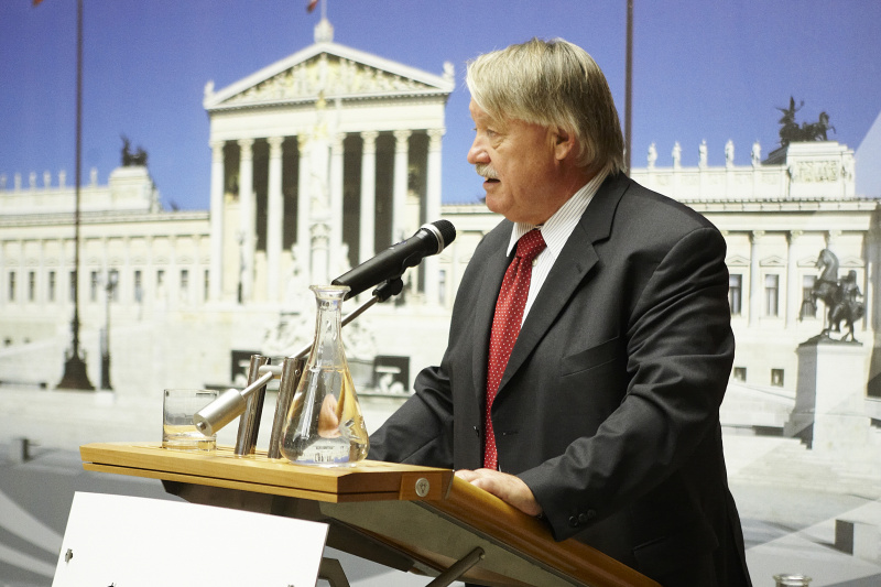 Wolfgang Großruck -  zum Nationalratsabgeordneter der ÖVP am Rednerpult