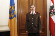 Bundesratspräsident Martin Preineder in der neuen Uniform der Freiwilligen Feuerwehr Frohsdorf