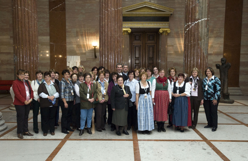 Landwirtinnen aus dem Gebiet Kirchschlag und Gutenstein, Niederösterreich, bei Bundesratspräsident Martin Preineder (Bildmitte)