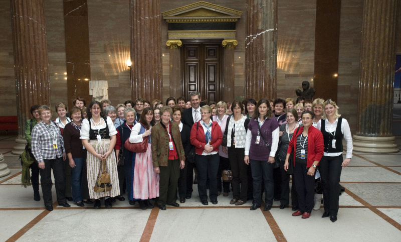 Landwirtinnen aus dem Gebiet Kirchschlag und Gutenstein, Niederösterreich, bei Bundesratspräsident Martin Preineder (Bildmitte)