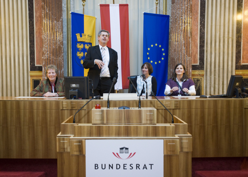 Landwirtinnen aus dem Gebiet Kirchschlag und Gutenstein, Niederösterreich, bei Bundesratspräsident Martin Preineder (2.v.li.)