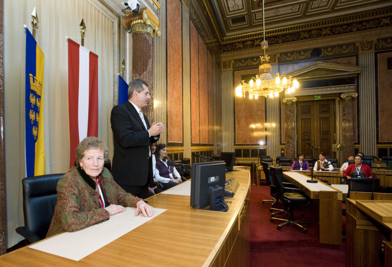 Landwirtinnen aus dem Gebiet Kirchschlag und Gutenstein, Niederösterreich, bei Bundesratspräsident Martin Preineder (2.v.li.)