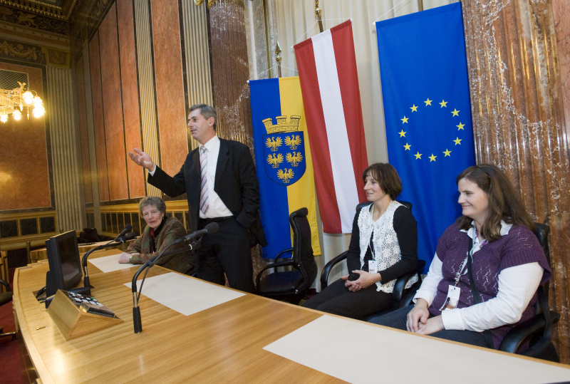 Landwirtinnen aus dem Gebiet Kirchschlag und Gutenstein, Niederösterreich, bei Bundesratspräsident Martin Preineder (2.v.li.)