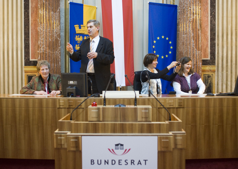 Landwirtinnen aus dem Gebiet Kirchschlag und Gutenstein, Niederösterreich, bei Bundesratspräsident Martin Preineder (2.v.li.)