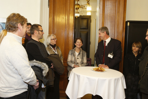 Nationalratspräsidentin Mag.a Barbara Prammer und Bundesratspräsident Martin Preineder begrüßen eine Besuchergruppe aus Niederösterreich