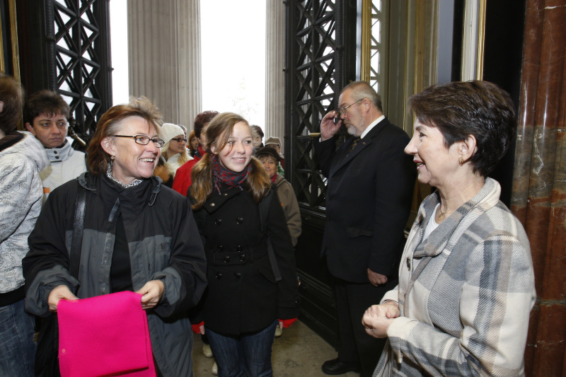 Nationalratspräsidentin Mag.a Barbara Prammer begrüßt die ersten Gäste.