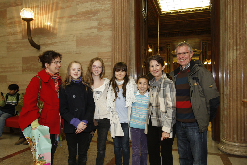 Nationalratspräsidentin Mag.a Barbara Prammer(2.v.li.)  mit einer Familie