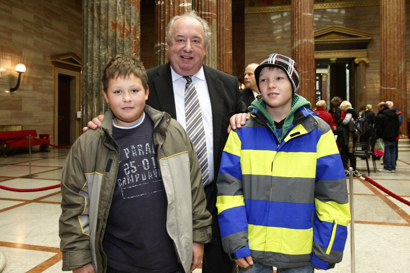 2. Nationalratspräsident Fritz Neugebauer mit zwei jugendlichen Besuchern
