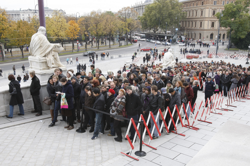 Warteschlange vor dem Parlamentsgebäude