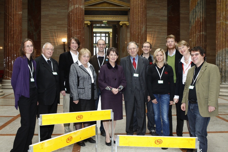 Das Motto "Ueberwinden von Hürden", Nationalratspraesidentin Mag.a Barbara Prammer(6.v.li.) mit Vertretern der Katholischen Jugend und der Katholischen Aktion Österreich