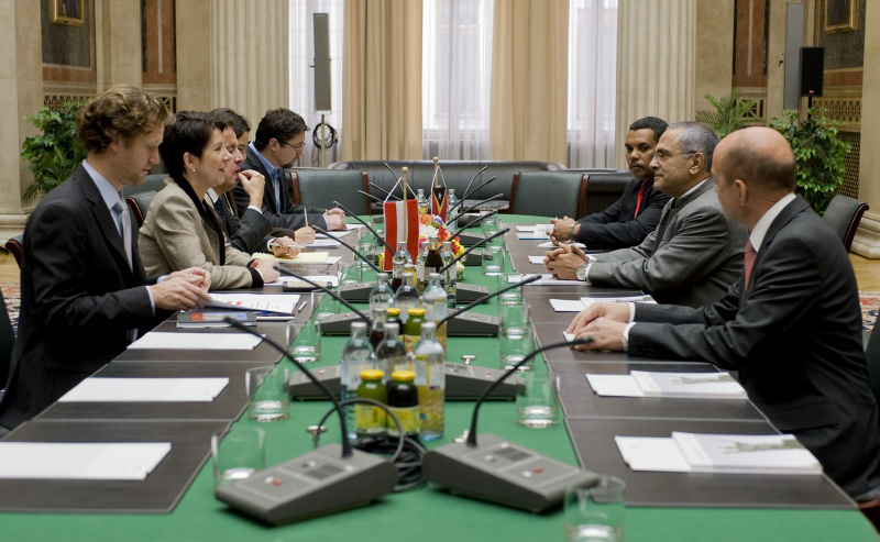 Linke Seite die Österreichische Delegation v.li. Mag. Helfried Carl, Nationalratspräsidentin Mag.a Barbara Prammer, Dr. Joseph Wirnsperger - Parlamentsdirektion und zwei weitere Mitarbeiter. Rechte Seite der Staatspräsident von Timor- Leste José Ramos-Horta (2.v.re.)
