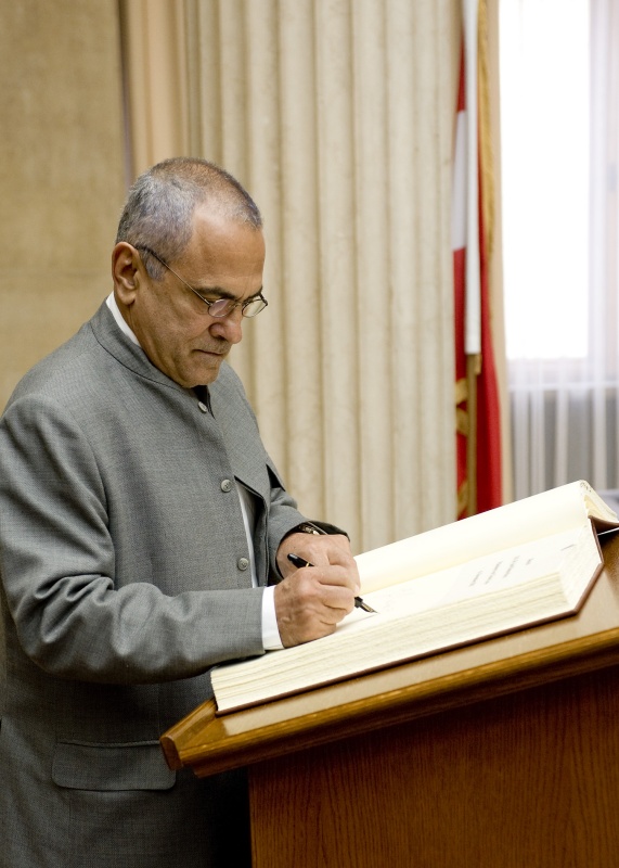 Staatspräsident von Timor- Leste José Ramos-Horta beim Eintrag in das Gästebuch