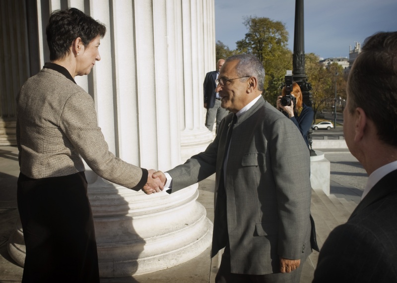 Nationalratspräsidentin Mag.a Barbara Prammer (li) begrüßt den Staatspräsidenten von Timor- Leste José Ramos-Horta