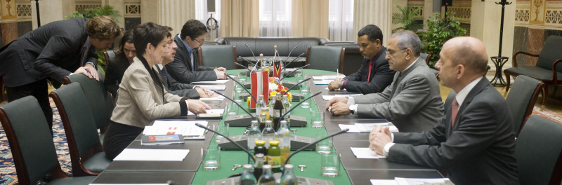 Linke Seite die Österreichische Delegation v.li. Nationalratspräsidentin Mag.a Barbara Prammer, Dr. Joseph Wirnsperger - Parlamentsdirektion und zwei weitere Mitarbeiter.Rechte Seite Staatspräsident von Timor- Leste José Ramos-Horta (2.v.re.)